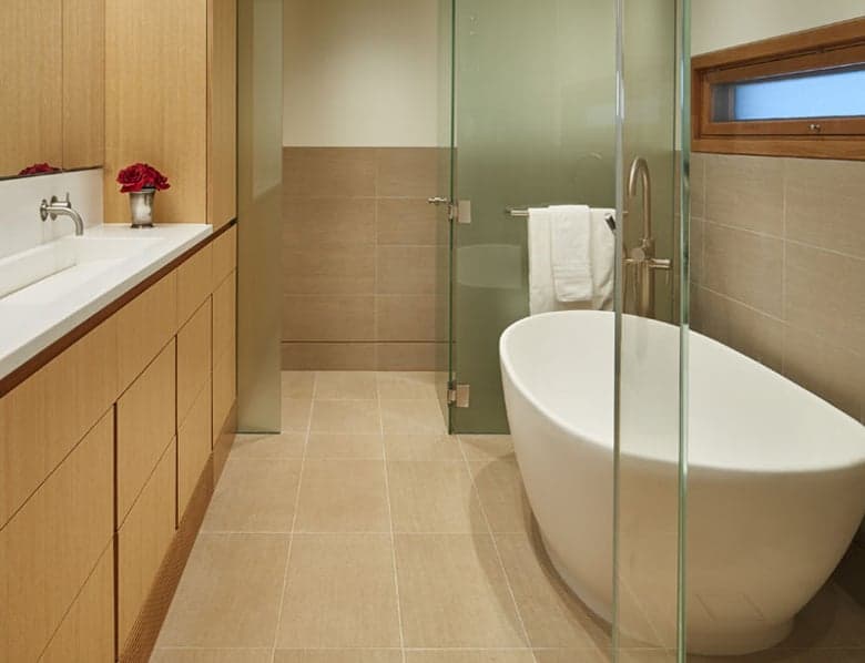 Vandeventer Carlander Seattle Floating Home - bathroom.jpg It boasts a full head (Photo: Benjamin Benschneider Photography)
