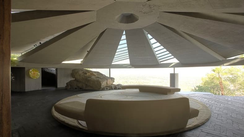 Bond villain hideout Robb