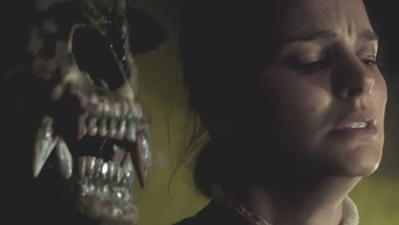 Annihilation - Natalie Portman and a monster