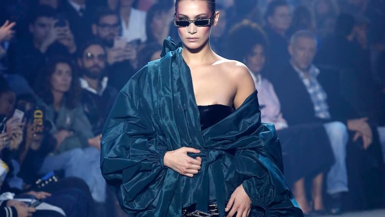 bella-hadid-nipple-paris-4