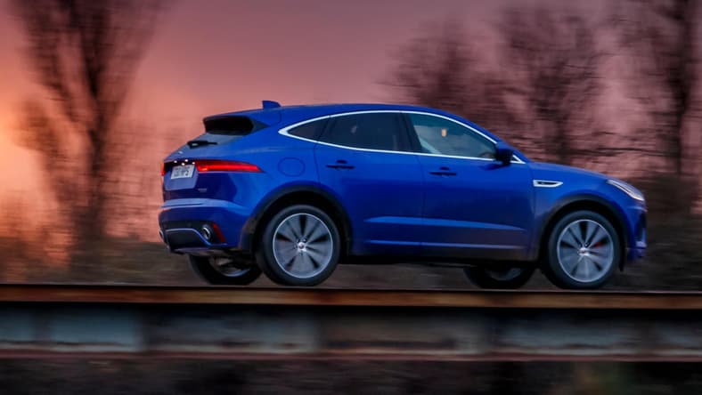 facebook-Linked_Image___E-PACE R-Dynamic P300_CaesiumBlue_090
