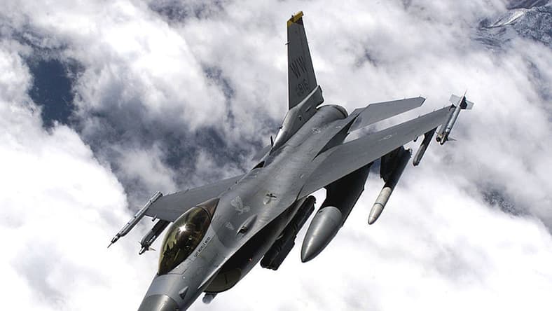General Dynamic F-16 Falcon in flight