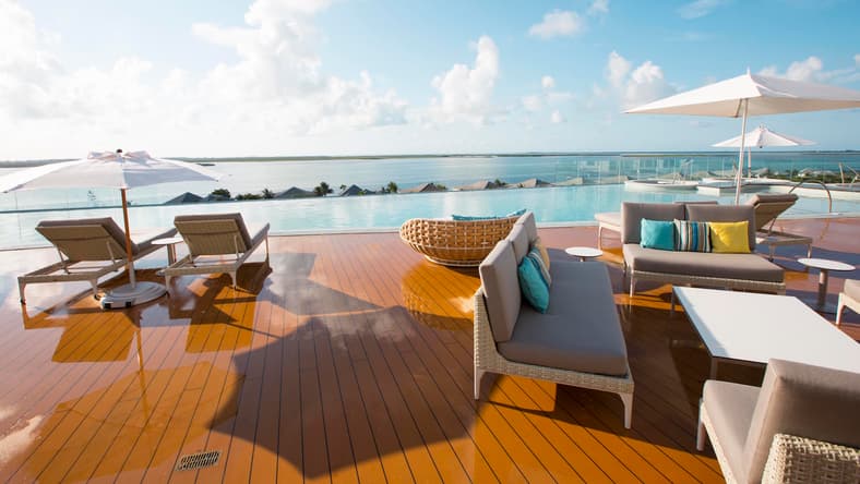 infinity pool hilton resorts world bimini