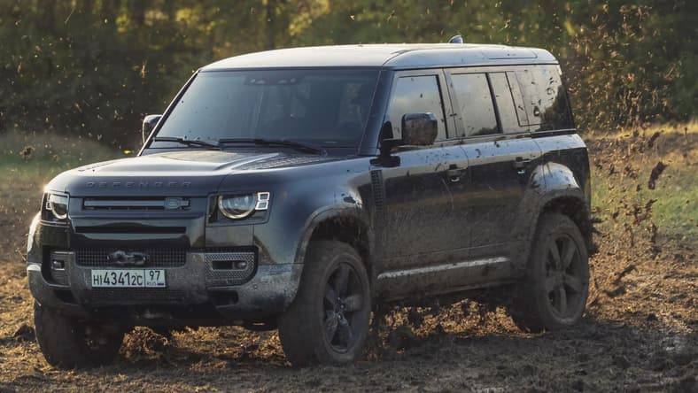 No Time to Die Land Rover Defender 110 Promo