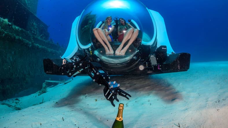 Super-Yacht-Sub-3-picking-up-champagne-C-Rob-Aarsen-2016