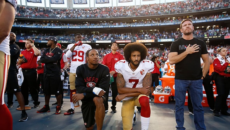 Colin-Kaepernick-national-anthem.jpg
