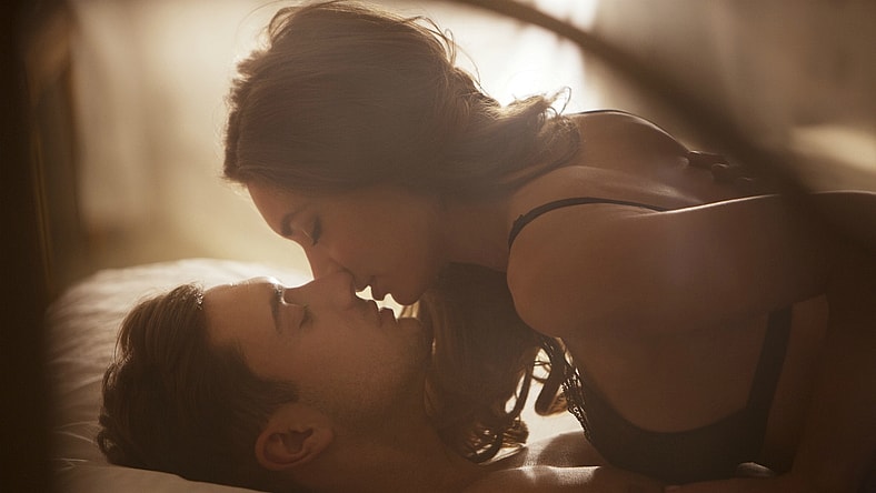 couple kissing