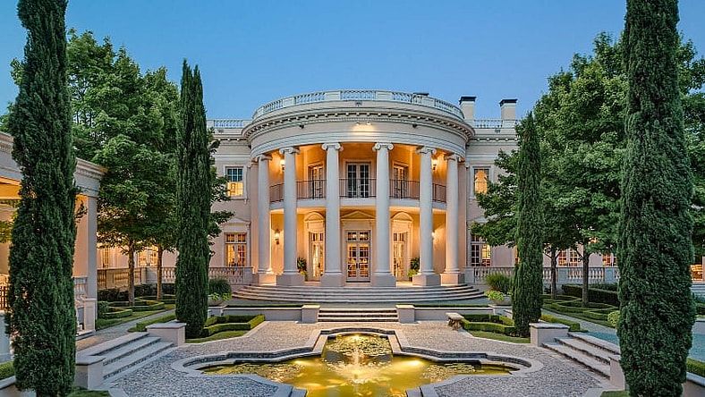 Remind you of another stately residence?