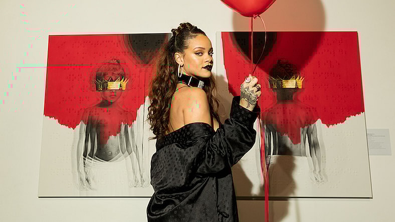 012816_Rihanna_Out.jpg