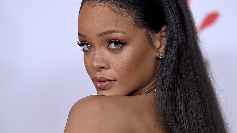 np012916_Rihanna_evergreen.jpg