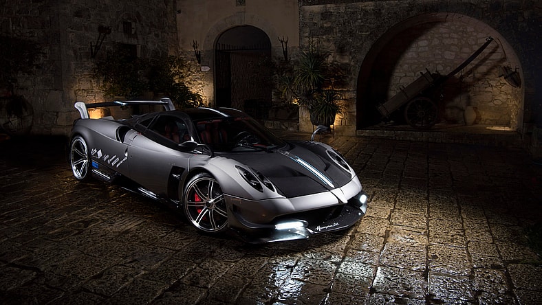 Huayra Outiside.jpg
