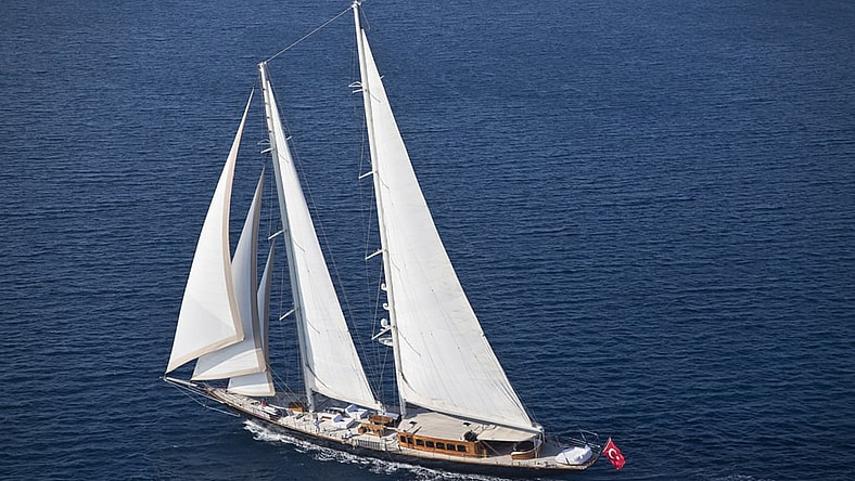 James-Bond-Skyfall-Yacht-9