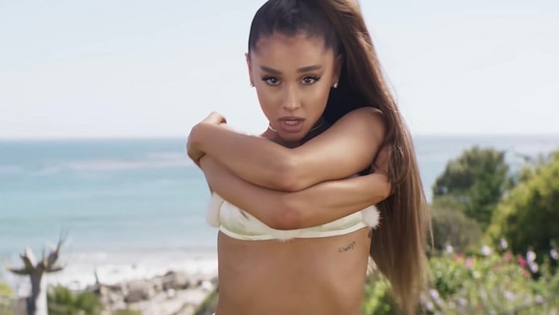 nicki-minaj-ariana-grande-bed-2