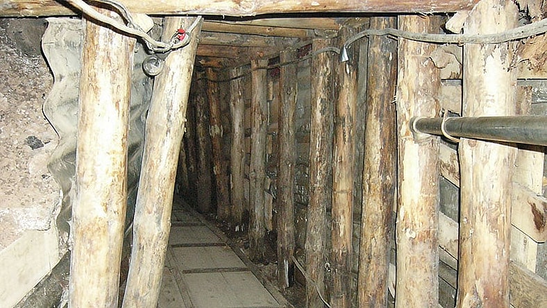 smuggling-tunnel-wiki.jpg