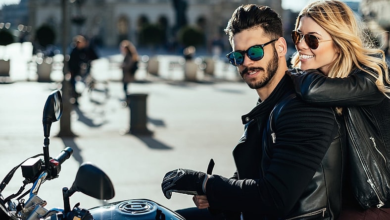 sunglass-couple-promo