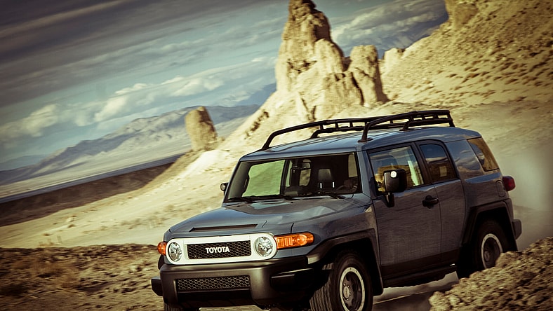 2014_Toyota_FJ_Ult_002.jpg