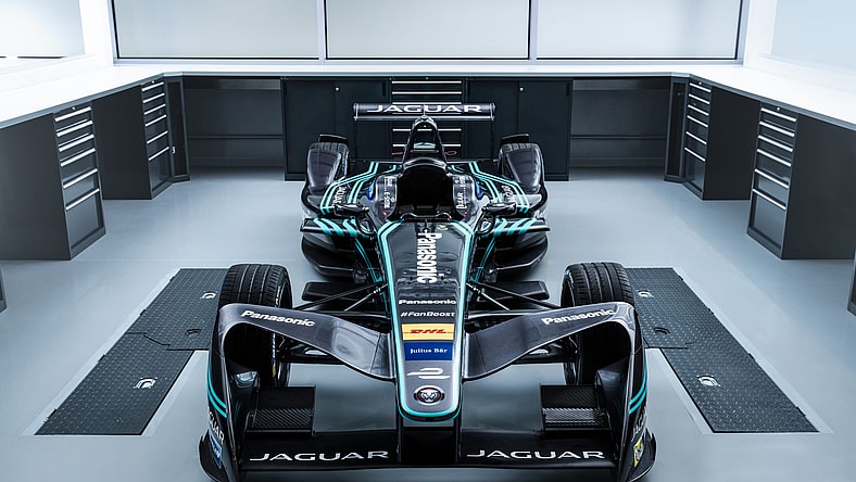jagracinglaunchitype1front208091604.jpg