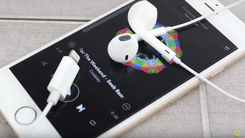 Convincing looking iPhone EarPods with a Lightning connector (Photo: MobileFun/YouTube)