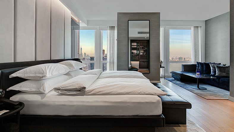 (Equinox Hotel New York)