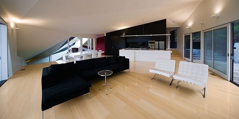 McBride Charles Ryan's Klein Bottle House - interior.jpg The great room's ceilings are vaulted in a few directions (Photo: McBride Charles Ryan)