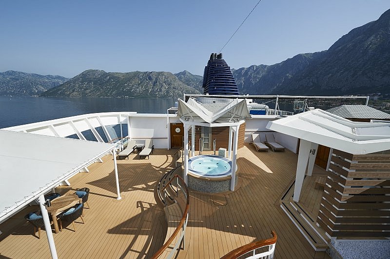 ncl_Star_3BRGardenVilla_S1_DeckArea_1