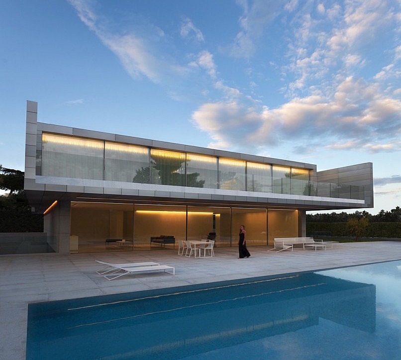 Aluminum-House-Fran-Silvestre-Arquitectos-2-808x1200.jpg