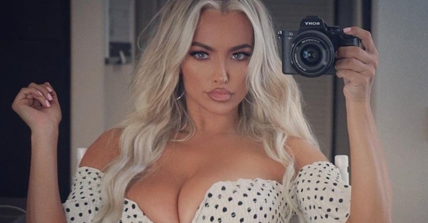 Lindsey Pelas Selfie Promo (1)