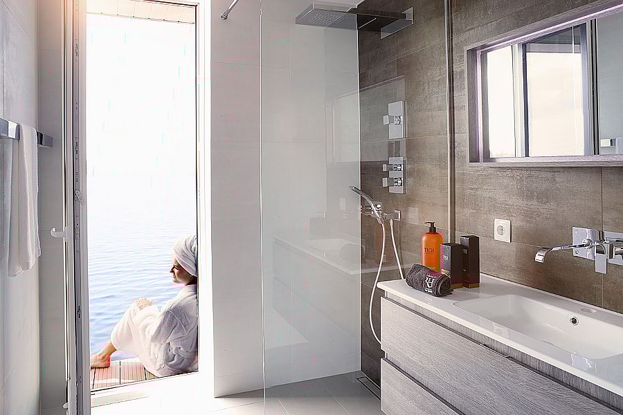 Rev House floating penthouse - bathroom.jpg A bathroom with a view (Photo: rev-house living spaces)