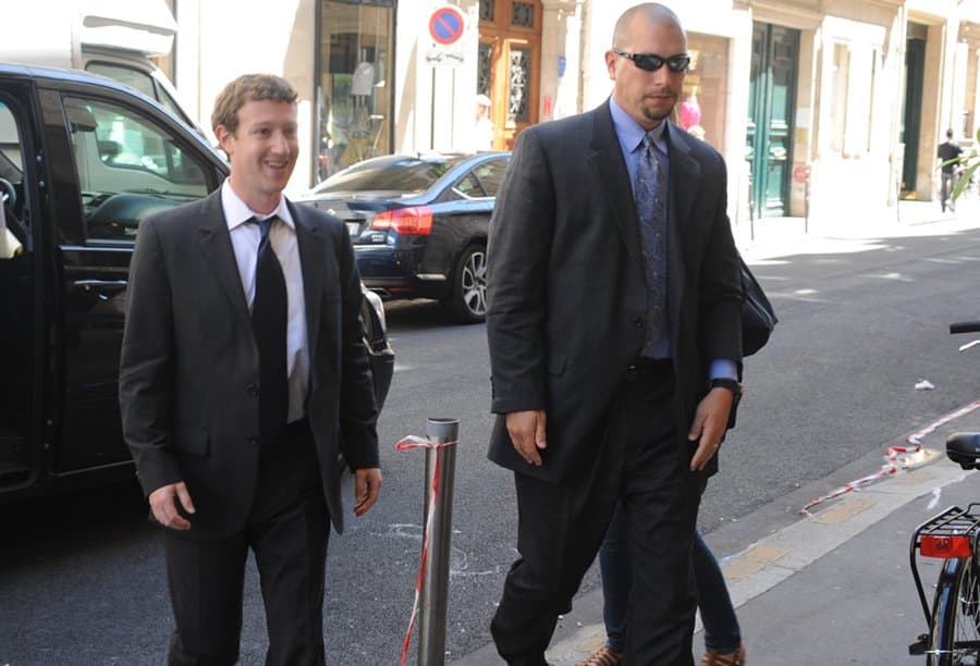 mark-zuckerberg-2011-paris-bodyguard.jpg