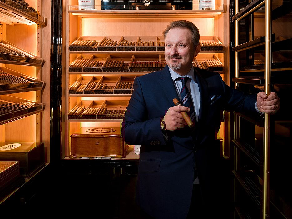 559acf427772ff921f959b56_Wellesley-Hotel-cigar-sommelier.jpg