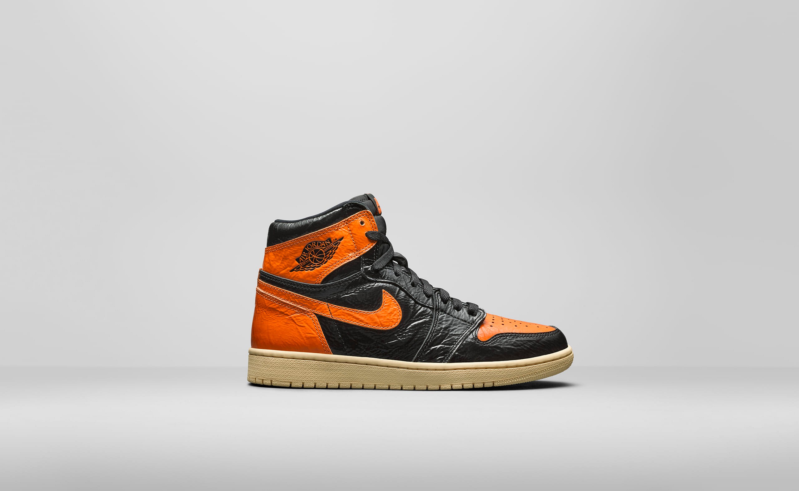 AJHighOGBlackOrange555088028A7RightLateralHR_original (1)