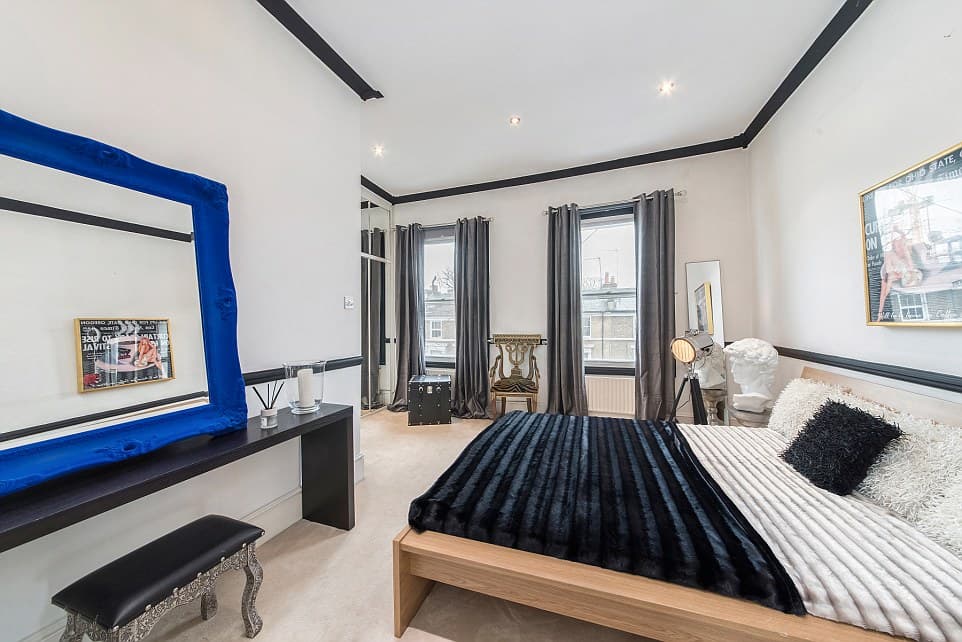 32DC58E600000578-3524924-Currently_for_rent_is_a_three_bedroom_two_bathrooms_flat_situate-a-7_1459880686175.jpg
