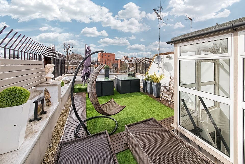 32DC590300000578-3524924-Estate_agents_Savills_who_are_marketing_the_property_describe_it-a-12_1459880686183.jpg