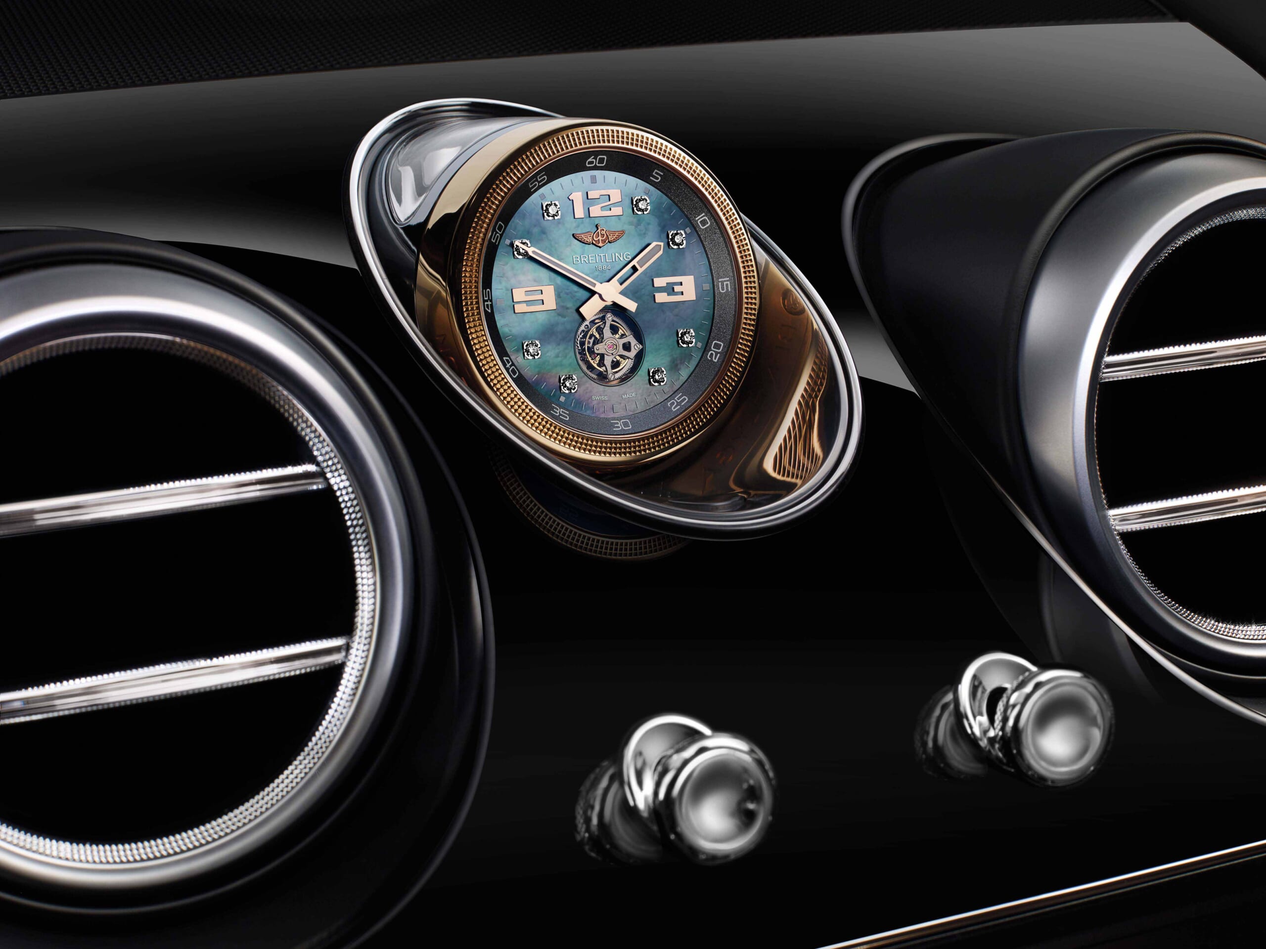 Часы в 900 м. Часы Bentley Bentayga. Часы Breitling Bentley Mulliner Tourbillon. Bentley Continental часы. Часы Бентли в машине.