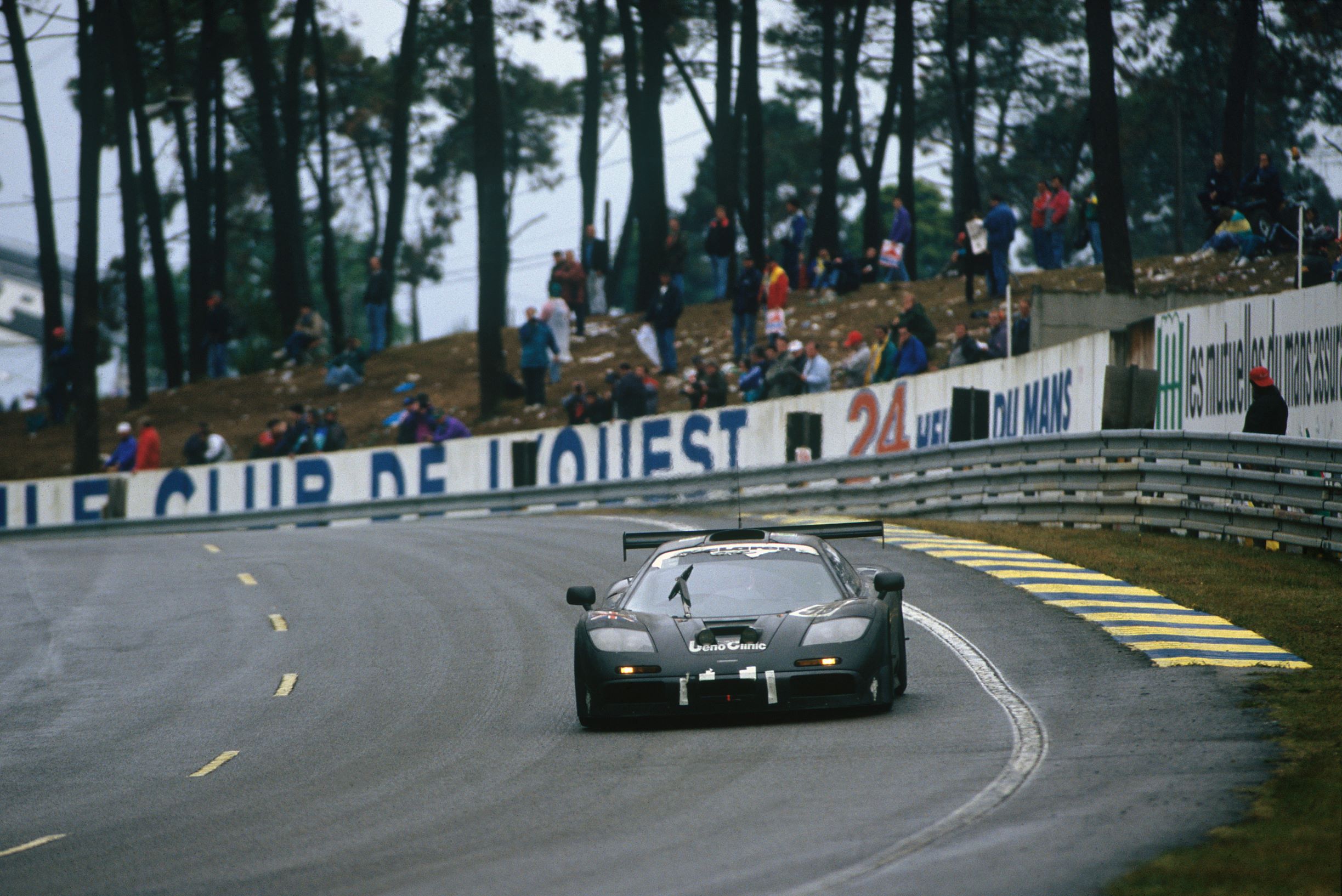 12093-Number-59-McLaren-F1-GTR-on-its-way-to-victory-at-Le-Mans-in-1995---Credit---Motorsport-Images