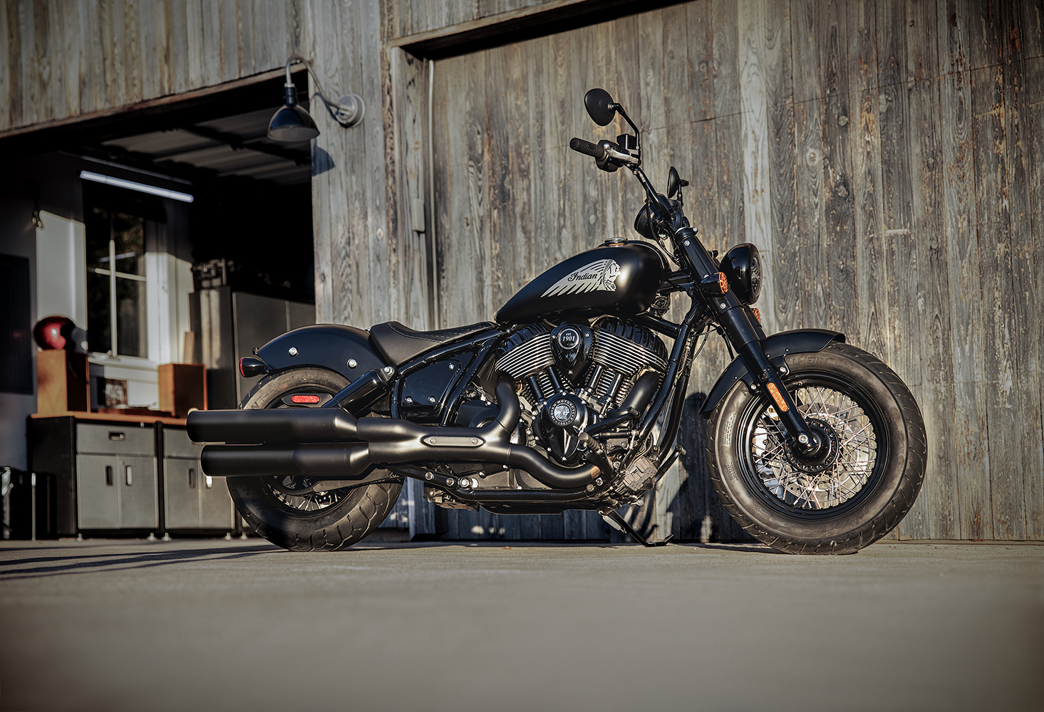 2022-Chief-Bobber-Dark-Horse-01