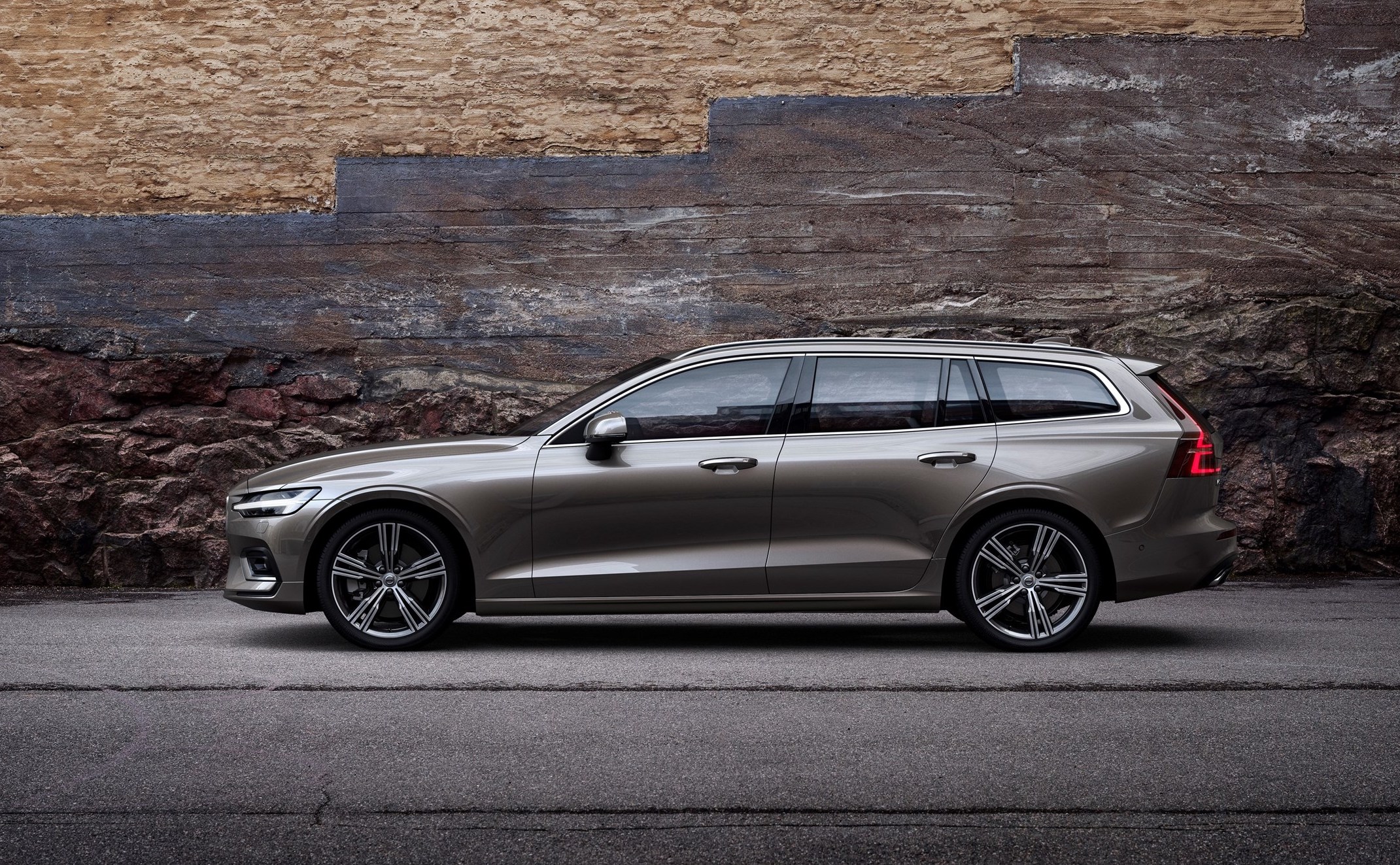 223590_New Volvo V60 exterior