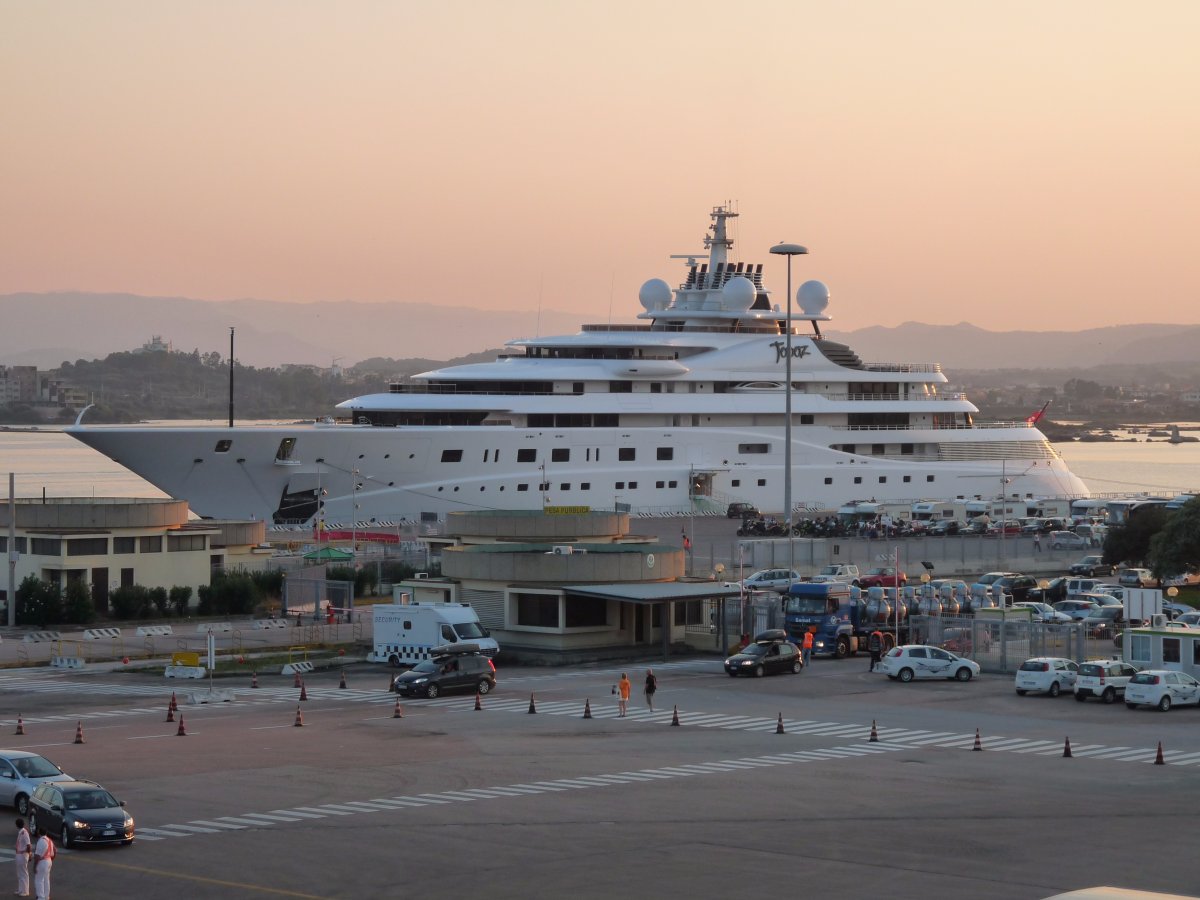 5-topaz--147-metres--483-feet-constructed-in-berlin-the-topaz-was-launched-in-2012-and-cost-527-million-361-million-to-build-it-has-a-gym-cinema-jacuzzi-and-conference-room.jpg