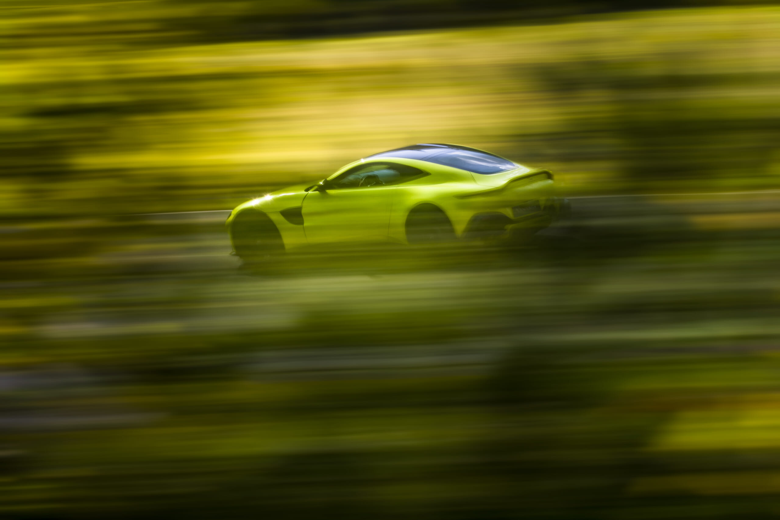 Aston Martin Vantage_Lime Essence_06