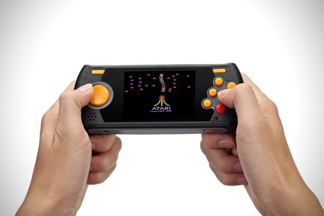 Atari-Flashback-Portable-Gaming-Console-01
