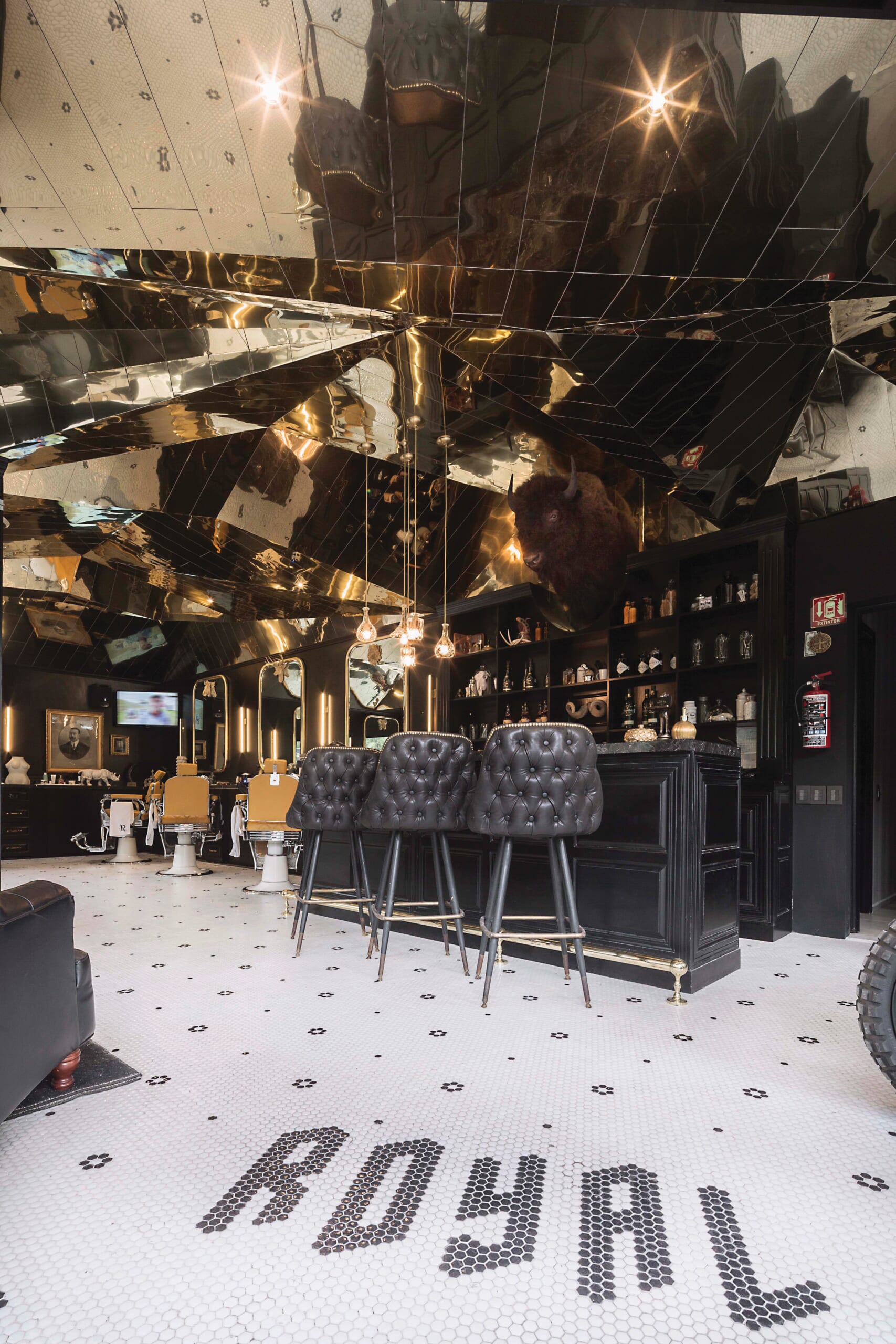 Inside The World'S Best Luxury Barbershops - Maxim