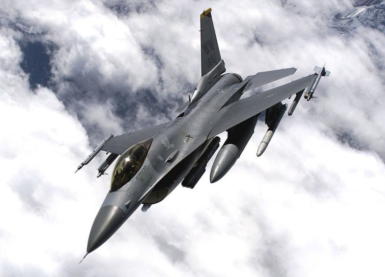 General Dynamic F-16 Falcon in flight