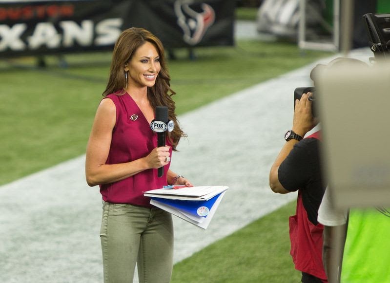 Holly Sonders Reveals Hottest Photos And Nfl Playoff Predictions Maxim 