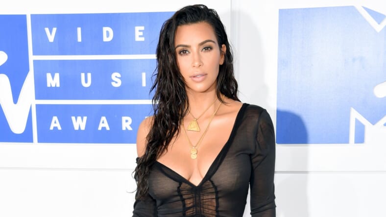 temperen Helm ga werken Kim Kardashian Models Tiny Chanel Bikini That You've Got To See To Believe - Maxim temperen Helm ga werken Kim Kardashian Models Tiny Chanel Bikini That You've Got To See To Believe - Maxim