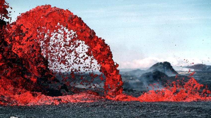 A pāhoehoe lava fountain on Kilauea erupts