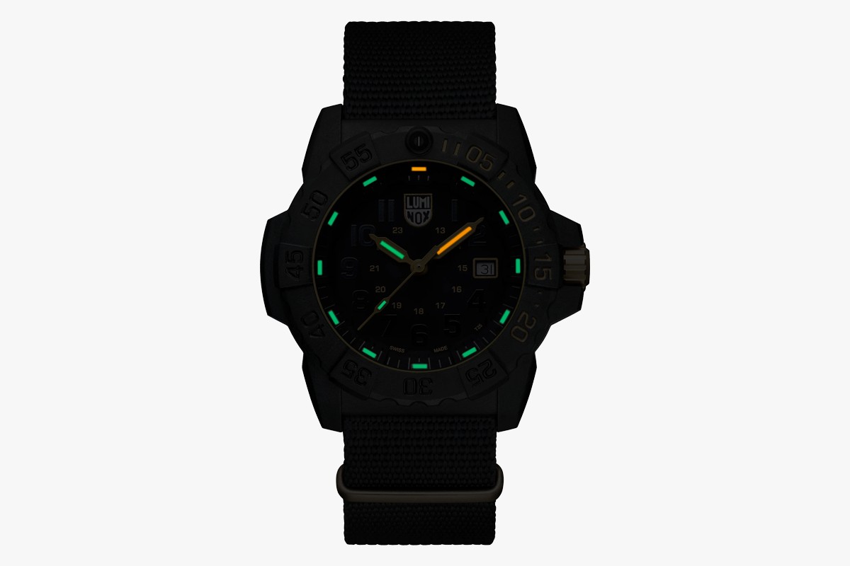 luminox-navy-seal-gold-dark