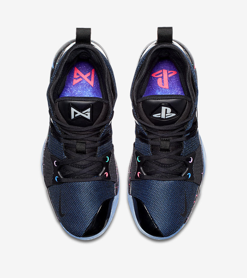 Adiccion resistirse guardarropa Nike's Light-Up PlayStation Sneakers Are a Gamer's Dream Come True - Maxim