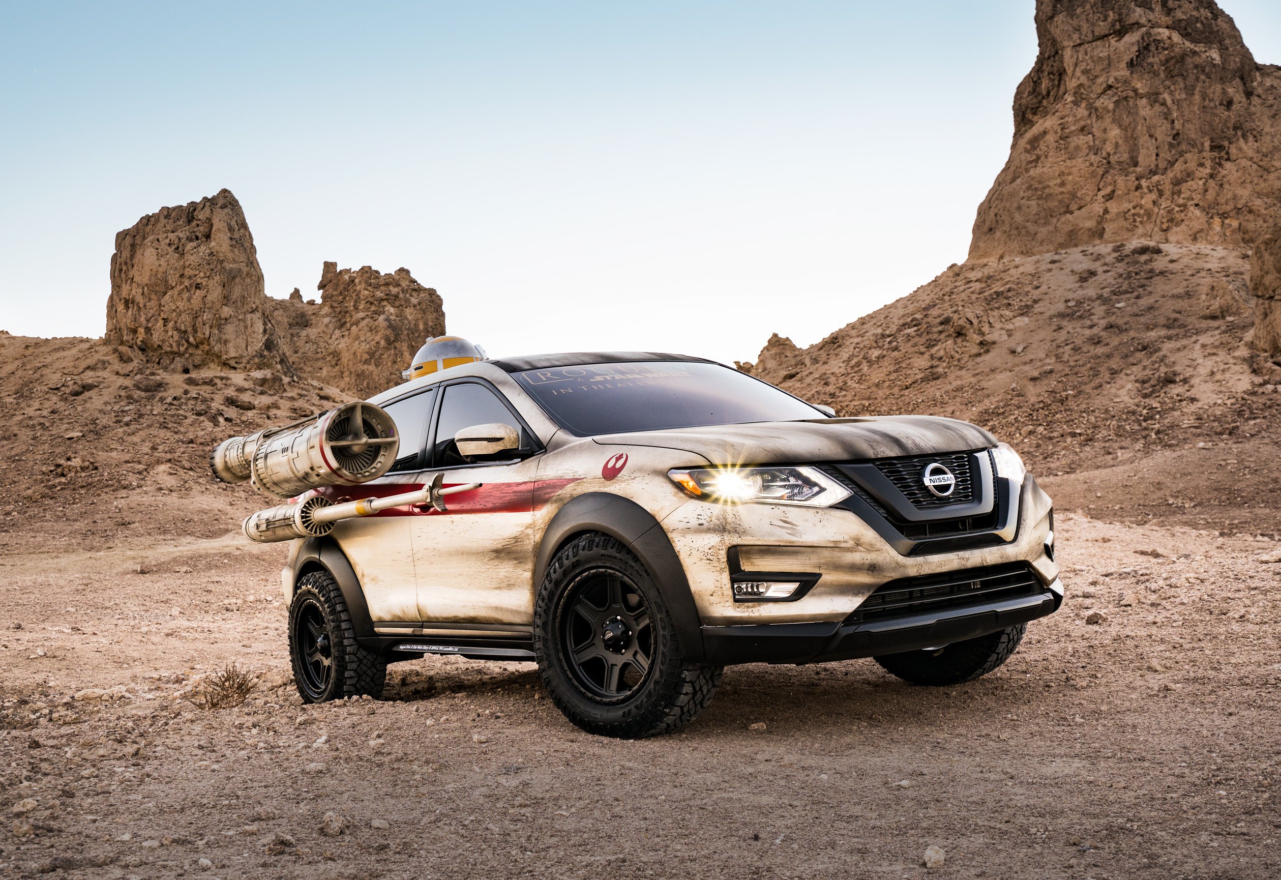 Nissan_Star_Wars_X_wing_inspired_2017_Nissan_Rogue_01