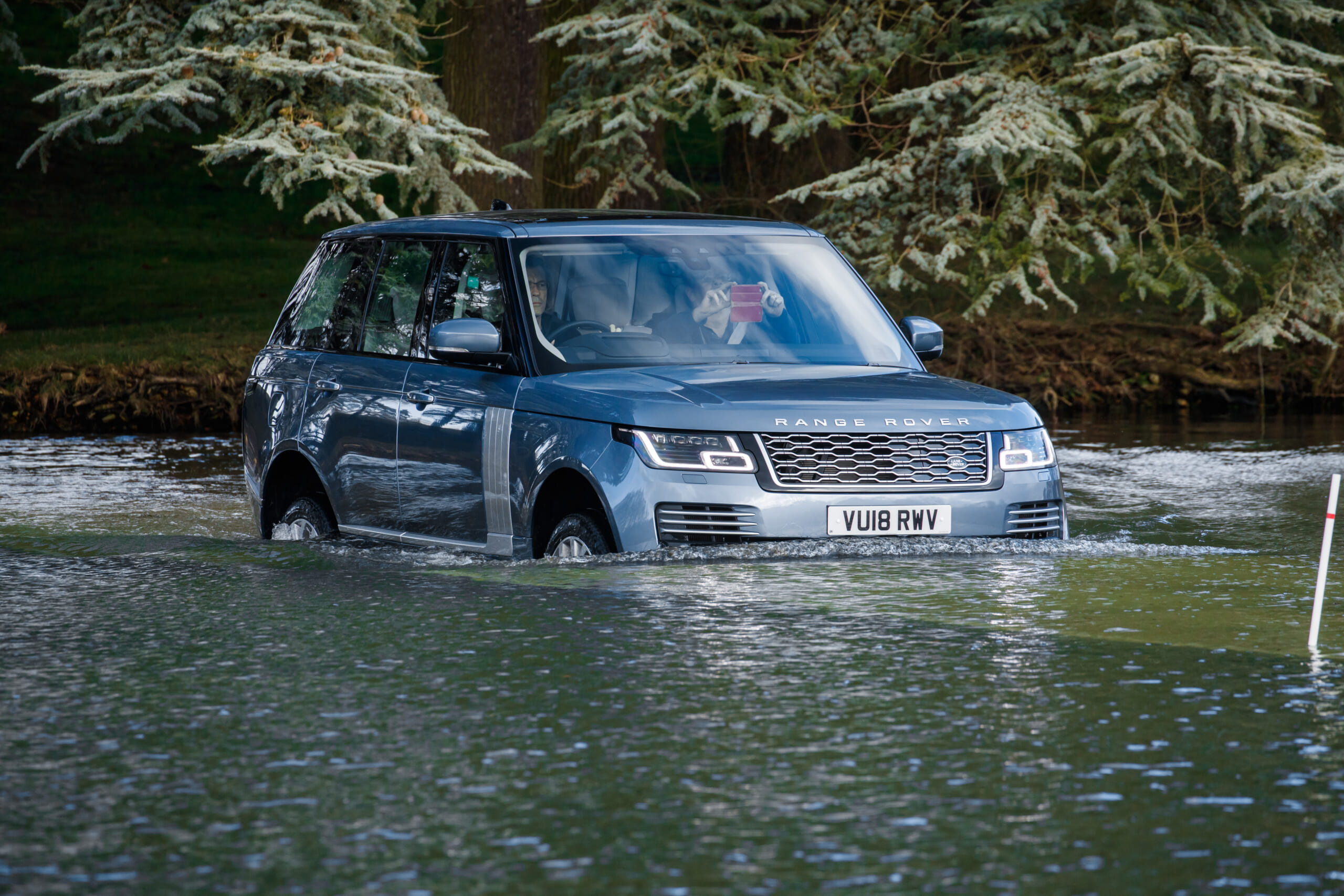 Рендж гибрид. Range Rover Hybrid. Китайский Рендж Ровер гибрид. Китайский ленд Ровер гибрид.