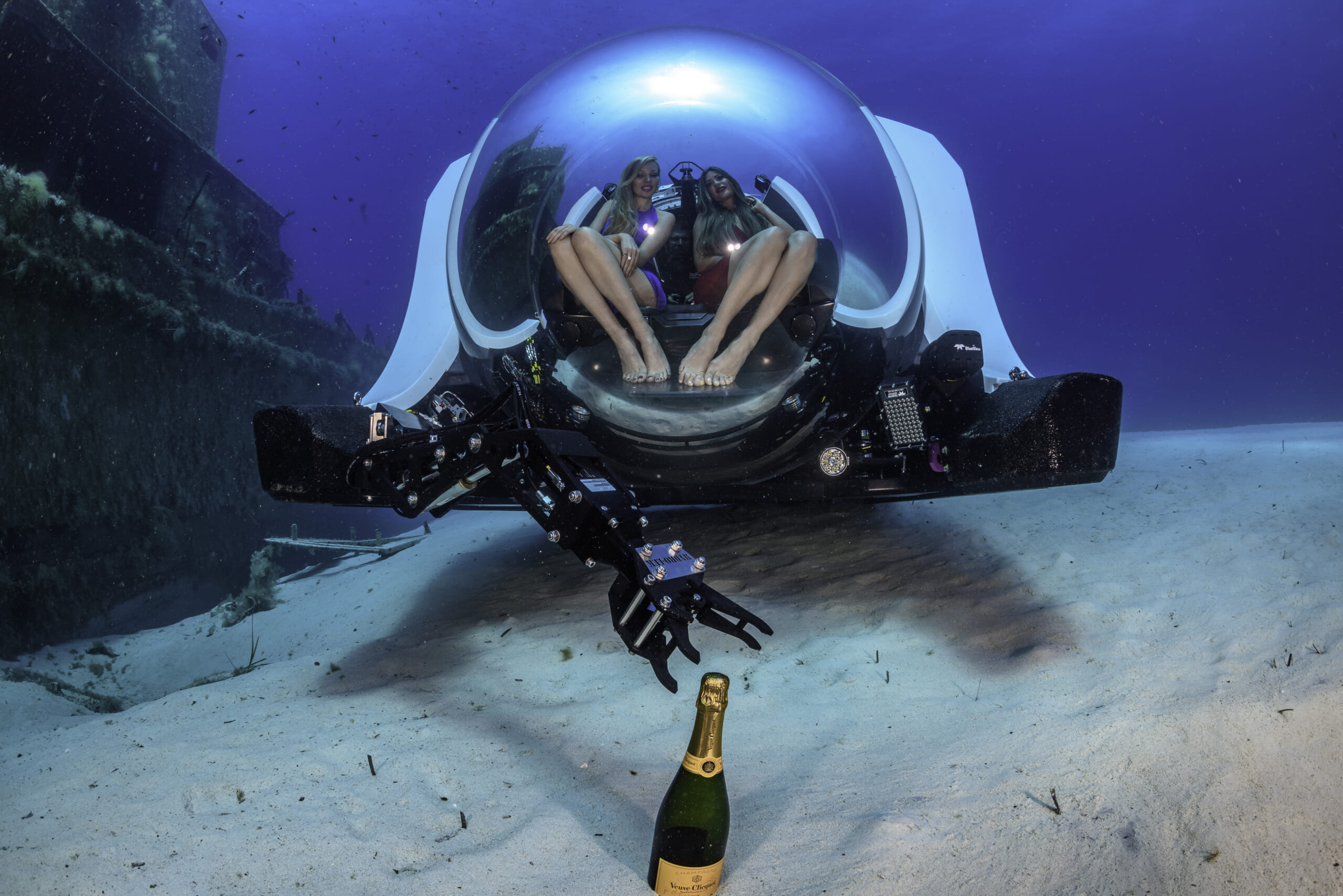 Super-Yacht-Sub-3-picking-up-champagne-C-Rob-Aarsen-2016
